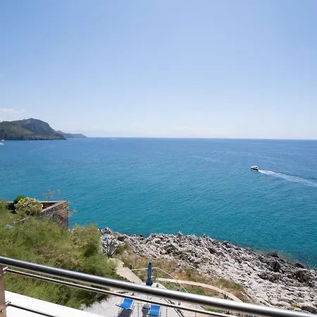 La Punta مارينا دي كاميروتا